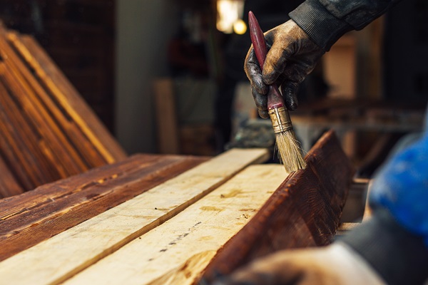 Le rôle dans la société d'un artisan du bois