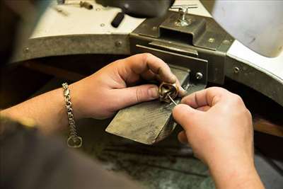 réparation de bijoux avec Romane à Bordeaux