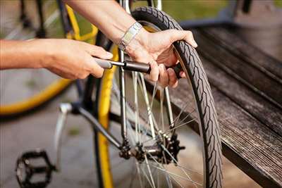 réparation de vélo avec E-rider à Concarneau